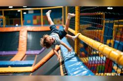 开云体育在线-高空飞人蹦床选手勇敢挑战重力的简单介绍