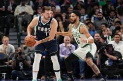 开云体育下载-雄鹿对阵凯尔特人，双方实力悬殊引发球迷热议