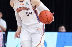 开云体育官网-篮球巨星表现抢眼，全力拼搏争夺胜利