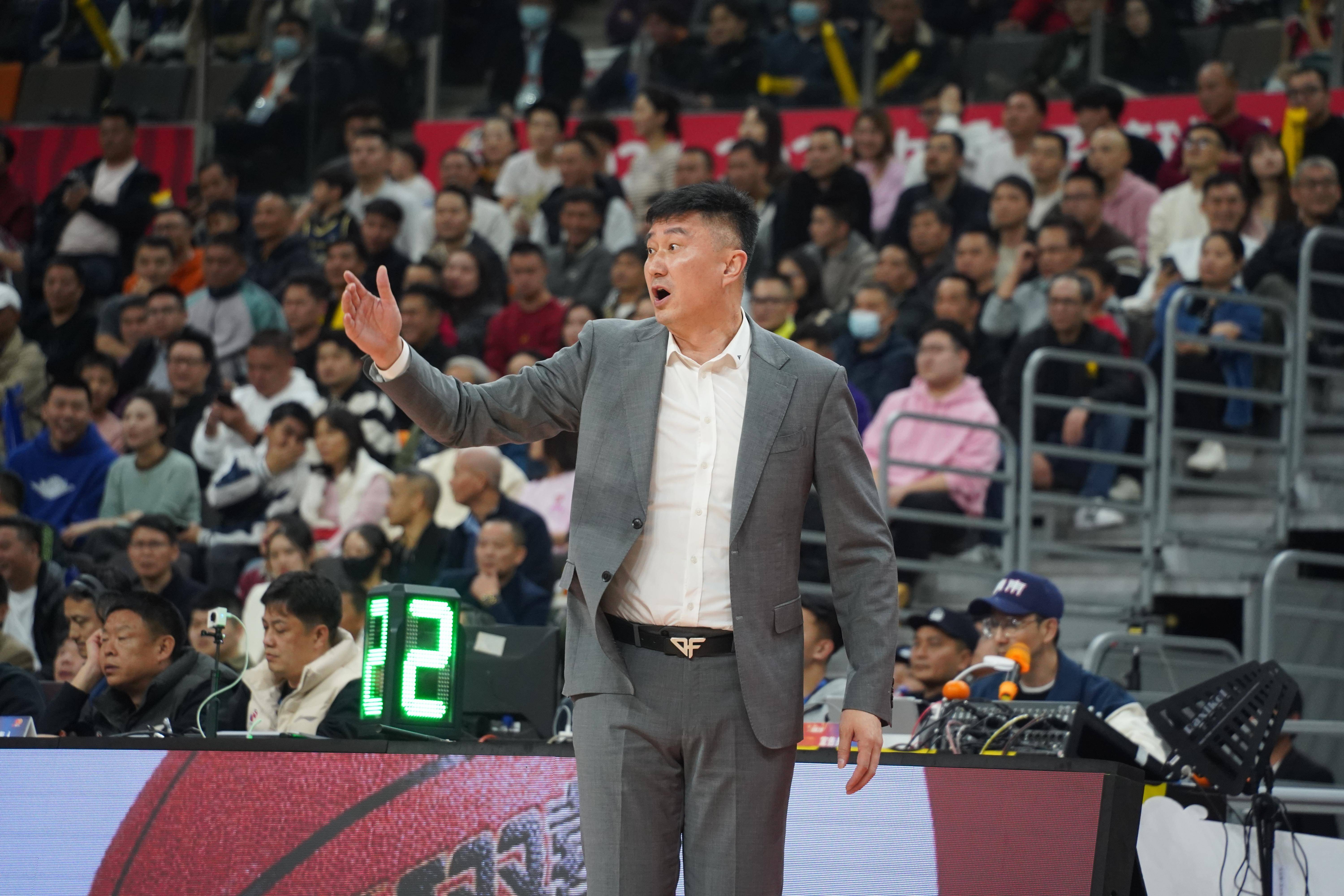 包含锋线球员在关键时刻站了出来的词条