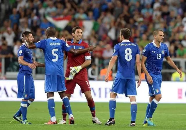 包含欧预赛精彩瞬间全场球迷尖叫欢呼的词条 包含欧预赛精彩瞬间全场球迷尖叫欢呼的词条