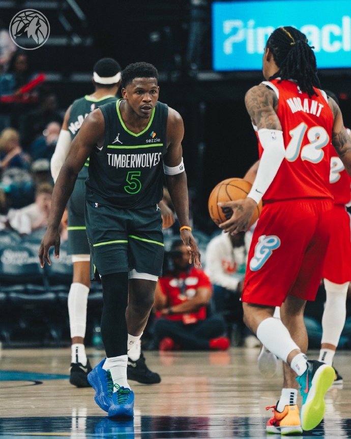 森林狼队新秀艾顿在比赛中展现出色内线统治力