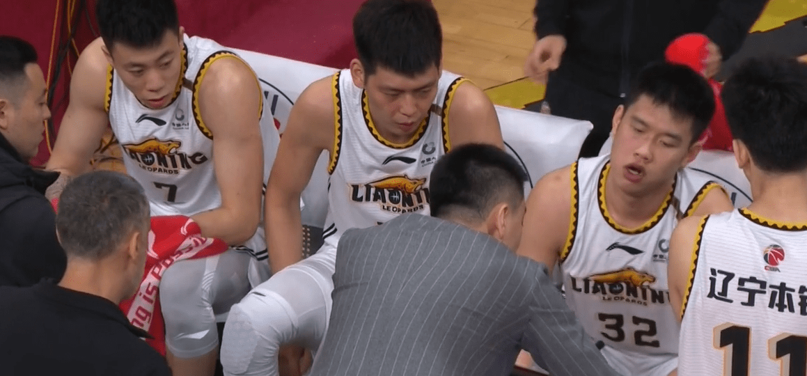 广东宏远再胜新疆莱斯特勾手企鹅庆祝