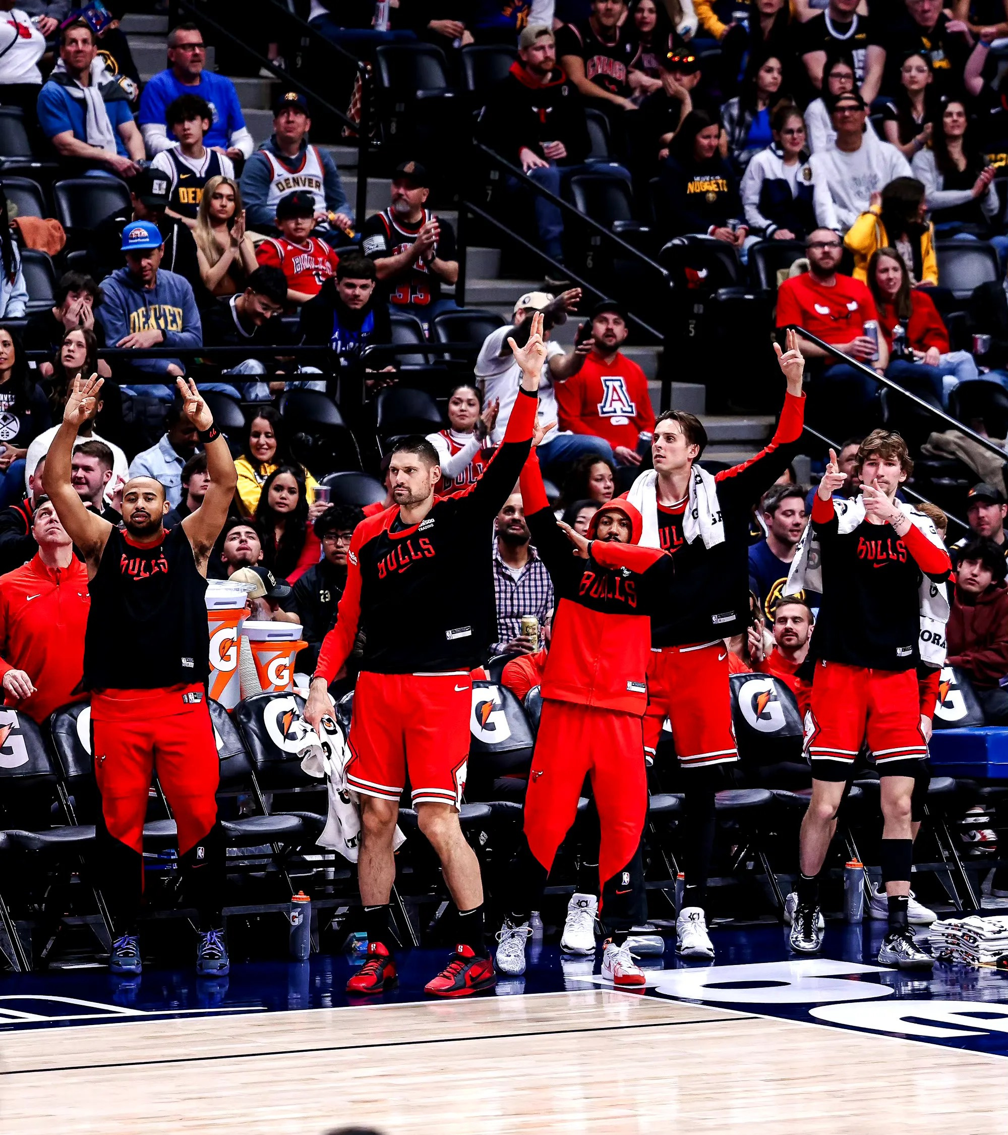 考辛斯复出首秀，湖人绝杀小牛取得开门红